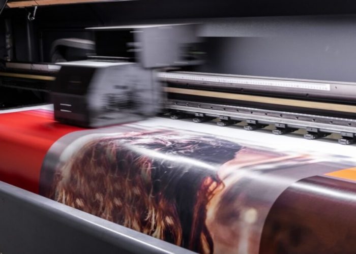 Large format digital printing machine and moving print head